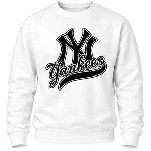Op de afbeelding: Een wit sweatshirt met lange mouwen en een zwarte grafische print op de borst. Het ontwerp toont het in elkaar grijpende NY-logo boven het woord Yankees in een gestileerd cursief lettertype met een dikke zwarte omlijning.