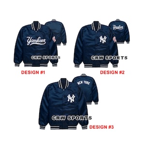 Può includere: Giacche da baseball in raso blu navy con dettagli bianchi e le scritte "Yankees", "New York" e "CRW SPORTS". Sono presentati tre modelli, ciascuno con un logo e un posizionamento del testo diversi. Le giacche hanno un classico stile bomber.