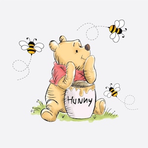 Puede incluir: Una ilustración de dibujos animados de Winnie de Pooh, un oso, con una camisa roja, sentado junto a una olla de miel que dice "Hunny". Hay tres abejas volando a su alrededor.