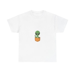 T-shirt Impressley Alien in Pocket Funny UFO Alien Graphic T-shirt pour homme et femme | Jolie chemise spatiale de science-fiction