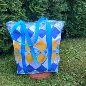 Large shoulder bag with zipper, elaborate patchwork with maritime motifs in blue-yellow-white-pink with sturdy carrying straps