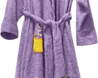 Puede incluir: Una bata de baño de color lavanda con textura de felpa y un cinturón para anudar. La prenda está decorada con varios parches bordados de tazas de café coloridas en tonos turquesa, rosa, amarillo y azul, cada una con vapor blanco.