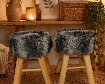 Un par de taburetes pequeños.