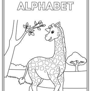 Könnte beinhalten: Schwarz-Weiß-Zeichnung einer Giraffe mit Fleckenmuster, die in einer grasbewachsenen Landschaft steht. Der Text "ANIMAL ALPHABET" befindet sich oben im Bild. Ein Baum und ein Ast mit Blättern sind ebenfalls zu sehen.