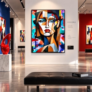 Peut inclure: Une grande œuvre d'art murale rectangulaire représentant un portrait de style cubiste avec des formes géométriques audacieuses en bleu, rouge, orange et noir. L'œuvre est exposée dans une galerie avec le texte VISIONS, COULEURS, ÉMOTIONS, HARMONIES, L'ART RÉVÈLE CE QUE LES MOTS TAISENT.