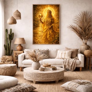 Peut inclure: Une œuvre d'art encadrée représente une figure dorée tenant un miroir, rayonnant de lumière. La figure porte une couronne et des robes fluides, sur un fond lumineux. L'œuvre est exposée dans un salon aux tons neutres, avec un canapé blanc et une décoration naturelle.