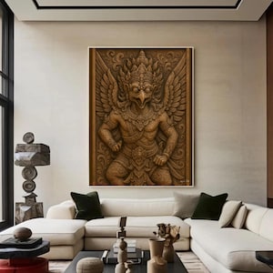 Peut inclure: Une grande sculpture en bois encadrée d'une figure mythique avec une tête d'oiseau et un corps humain. La sculpture est détaillée avec des motifs et des textures complexes, et est exposée dans un salon moderne. L'œuvre d'art est de couleur marron chaud.