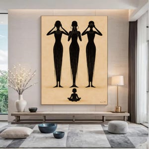 Può includere: Stampa artistica su tela di grandi dimensioni con tre figure nere stilizzate con le braccia alzate verso orecchie, bocca e occhi. Una figura più piccola è seduta in posizione meditativa sotto. Sfondo beige.