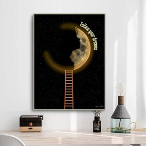 Peut inclure: Un croissant de lune noir et or avec une silhouette de visage humain à l'intérieur. Une échelle mène à la lune. Le texte "Follow your dreams" est écrit en jaune sur le côté droit de la lune.
