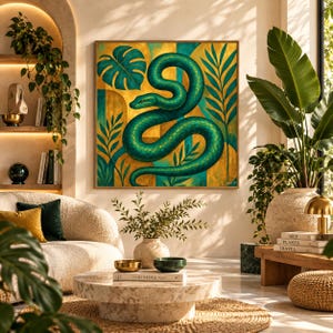 Pode incluir: Uma peça de arte de parede quadrada com uma cobra verde enrolada sobre um fundo de formas geométricas douradas e azul-petróleo com folhas tropicais. A pintura tem uma moldura de madeira fina e está pendurada sobre uma mesa de centro de mármore.