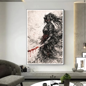 Może przedstawiać: Oprawione dzieło sztuki przedstawiające samuraja w czarnej zbroi, trzymającego katanę z krwią kapiącą z ostrza. Grafika jest czarno-biała z czerwonymi akcentami, tworząc dramatyczny obraz. Samuraj ma hełm z rogami.