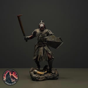Op de afbeelding: Een gedetailleerd fantasy krijgersfiguur staand op een rotsachtige basis met een gebogen hoorn. Het figuur draagt donker, getextureerd pantser, houdt een lang, hoekig zwaard in de rechterhand en een puntig schild in de linkerhand. Logo MORDOR FIGURE.
