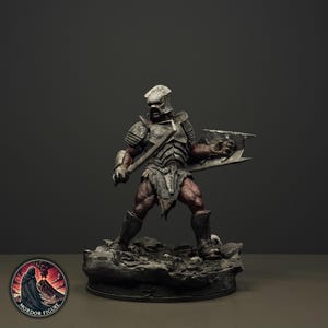Op de afbeelding: Een gedetailleerd beeldje van een krijger in donker, verweerd harnas en helm, met een groot, gekarteld zwaard en een schild. Het figuur staat op een getextureerde, rotsachtige basis. Een cirkelvormig logo toont een figuur met een kap en tekst.