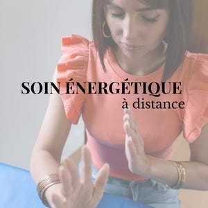 Puede incluir: Una mujer con el pelo castaño corto lleva una camisa de color melocotón con volantes y pulseras doradas está realizando una sesión de sanación energética a distancia. El texto "SOIN ÉNERGÉTIQUE à distance" es visible en la imagen.