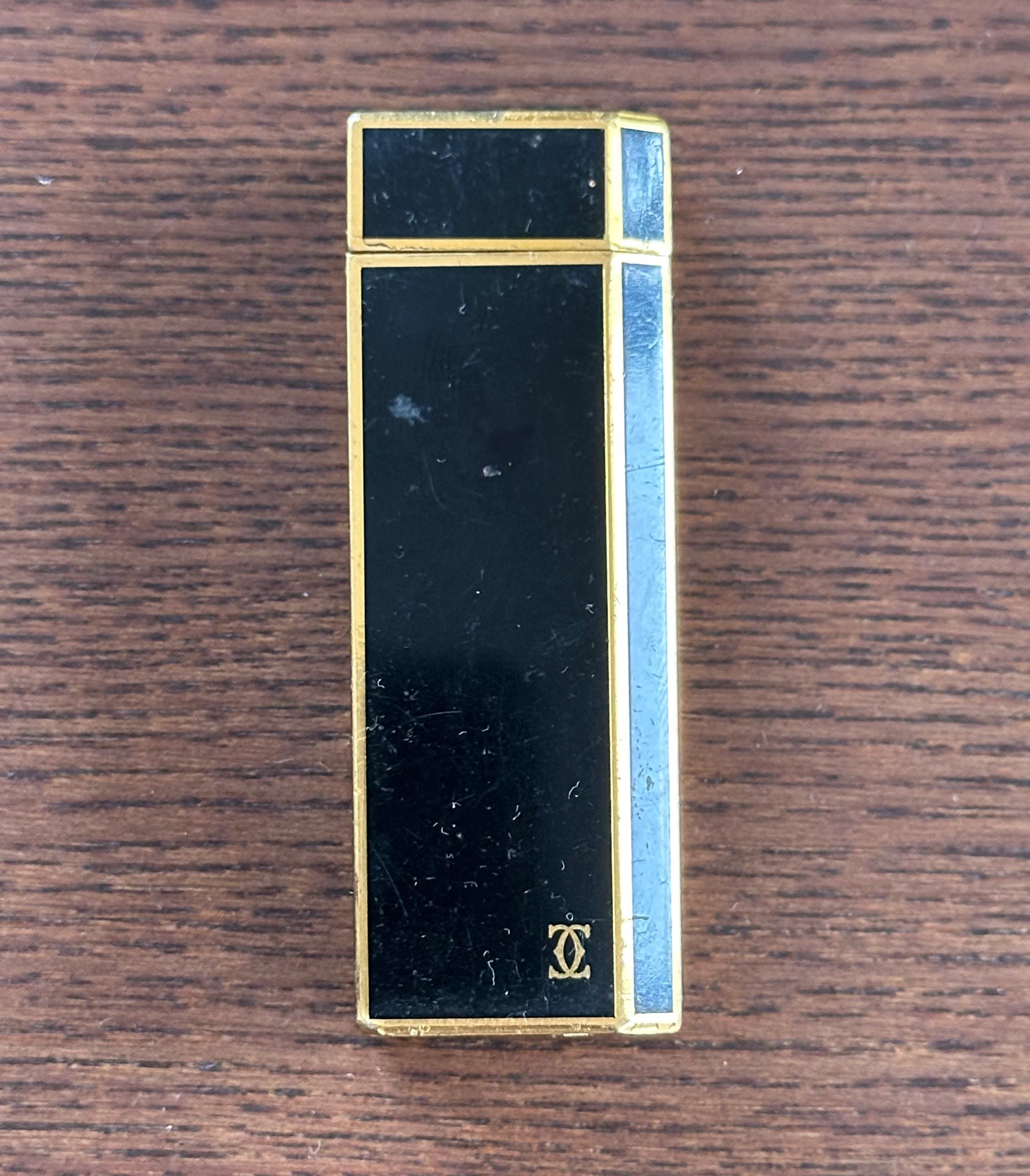 【着火確認済み】Les must de Cartier Paris  Cartier  ガスライター 一式、〈おまけ〉DUNHILL LIGHTER FLINTS（ブルー） Vintage Cartier Les Must Lighter Grey Lacquered in Box 1970s - The
