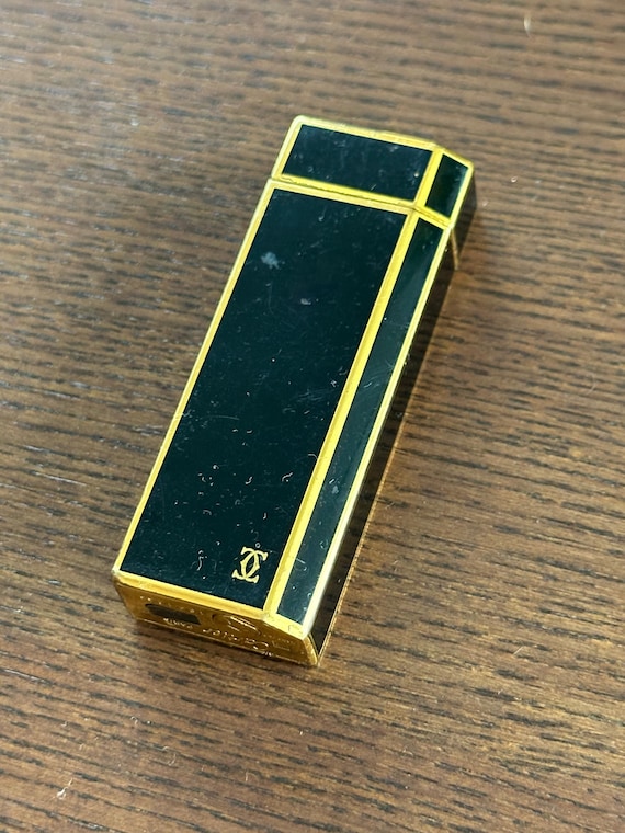 【着火確認済み】Les must de Cartier Paris  Cartier  ガスライター 一式、〈おまけ〉DUNHILL LIGHTER FLINTS（ブルー） Vintage Cartier Les Must Lighter Grey Lacquered in Box 1970s - The