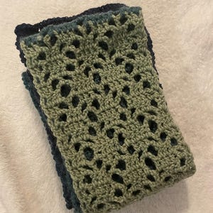 Grüner, Blauer, und weißer Spitzen-Häkelschal