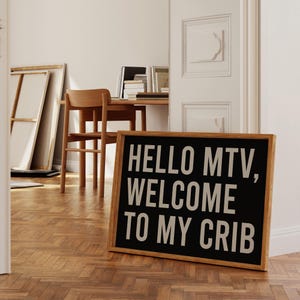 白黒の「Hi MTV」、Welcome to My Cribのポスター、横長のタイポグラフィのウォールアート、おしゃれな廊下の装飾、美しいホームポスター