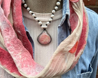 Rosa opalhalsband Halsband med sötvattenspärlor Hantverkshalsband Handgjort halsband Sydvästligt halsband Bohohalsband Boho-stil