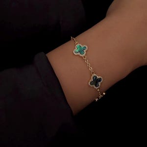 18k klavertje: armband met zirkonia's gold filled, 5 kleine motieven, groene klaverarmband
