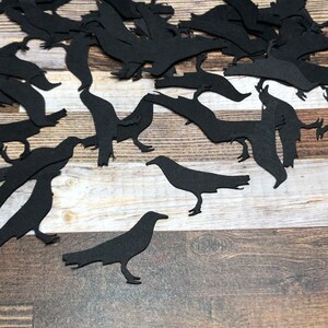 Confettis de table découpés avec des matrices oiseau noir ~ Décoration de fête à thème Corbeau ~ Anniversaire ~ Confettis pour cartes de voeux ~ Prêt à expédier !