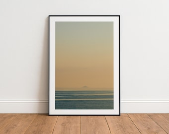 ミニマリストなスコットランドの海景写真プリント、スコットランド西海岸のエイルサ・クレイグ、額入りのストレッチ海岸キャンバス、すぐに掛けられます