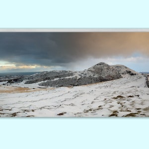 Biglietto fotografico di Natale panoramico Premium, Arthurs Seat Edinburgh Snowstorm, Scottish Winter Landscape Photography, 99 mm x 210 mm, Card Pack