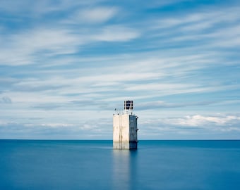 Fotografía minimalista de paisaje marino azul. Disponible en lámina, lienzo o lienzo enmarcado.