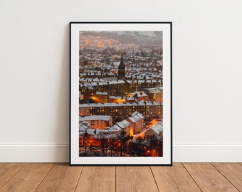 雪に覆われたエディンバラの屋根の写真プリント、スコットランドの建築物の大型ウォールアート、冬の吹雪のストレッチキャンバス、エディンバラ