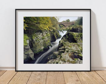 リンフォールズの滝の写真プリント、イーストリントンのストレッチキャンバスウォールアート、スコットランドの風景の額入りキャンバス、ジョン・ミューア・ウェイのロールキャンバス