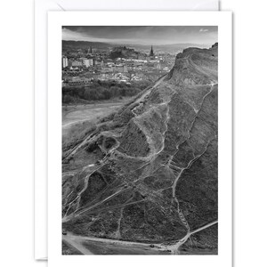 Biglietto d'auguri fotografico di alta qualità in bianco e nero di Edimburgo, interno vuoto, 127 mm x 178 mm, 5x7 pollici, Castello di Edimburgo e Salisbury Crags