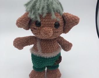 Handgemaakte gehaakte trol: zacht amigurumi-knuffel