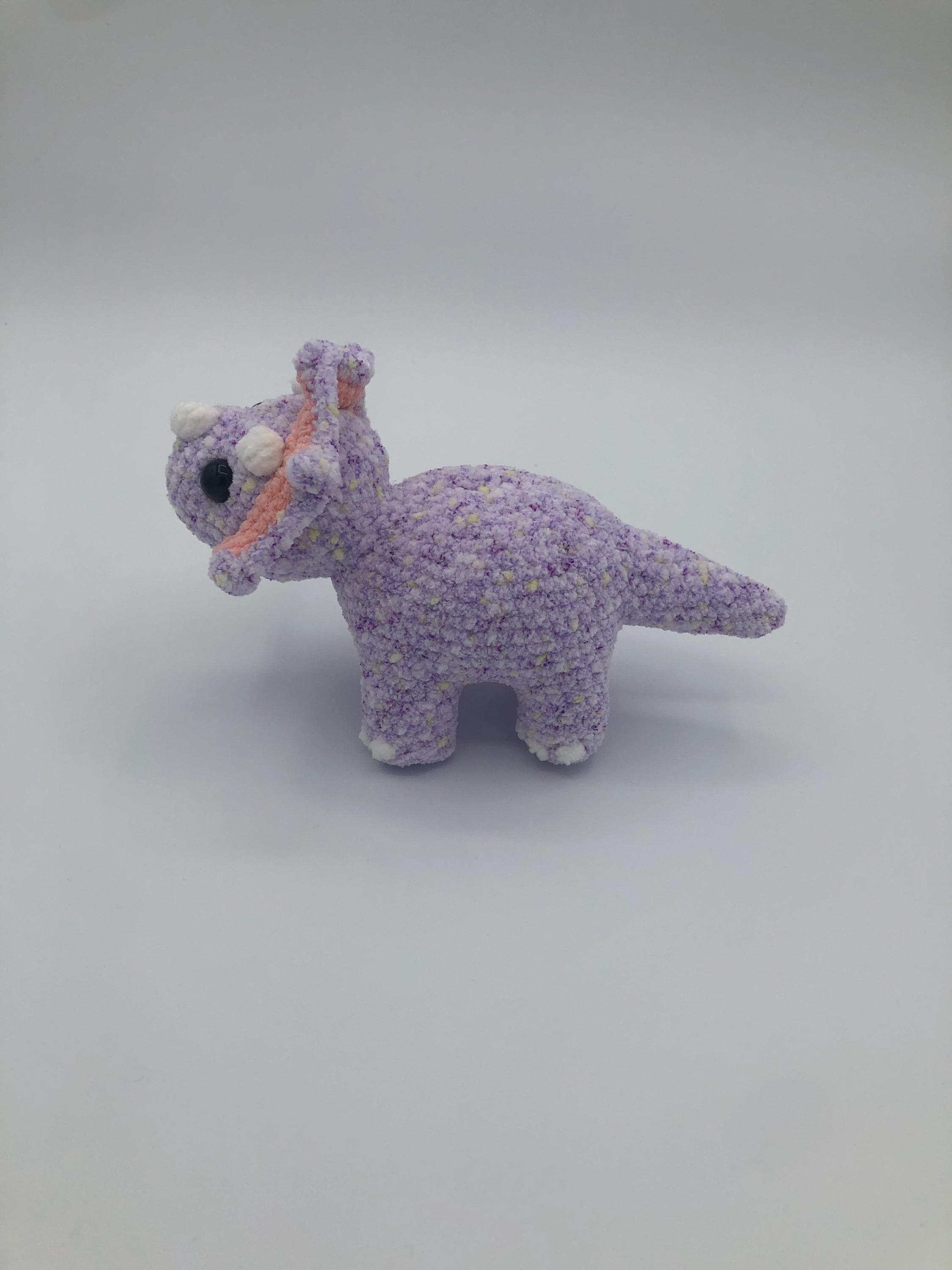 かぎ針編みのトリケラトプスのぬいぐるみ：手作りの編みぐるみ