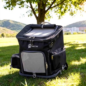 K&ouml;nnte beinhalten: Schwarzer Rucksack f&uuml;r Haustiere mit grauen Akzenten, Rei&szlig;verschl&uuml;ssen und Mesh-Fenstern. Der Rucksack hat einen Griff und eine obere &Ouml;ffnung. Das Wort "MEOW" ist auf der Vorderseite zusammen mit einem Pfotenabdruck-Logo aufgedruckt.