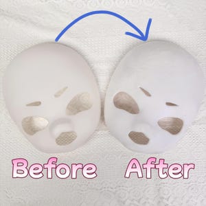 Può includere: Due facce di bambola bianche, una con l'etichetta "Prima" e l'altra "Dopo", con ritagli per occhi, naso e bocca. La faccia "Prima" è bianca piena, mentre la faccia "Dopo" ha un aspetto leggermente strutturato. Una freccia blu punta da "Prima" a "Dopo".