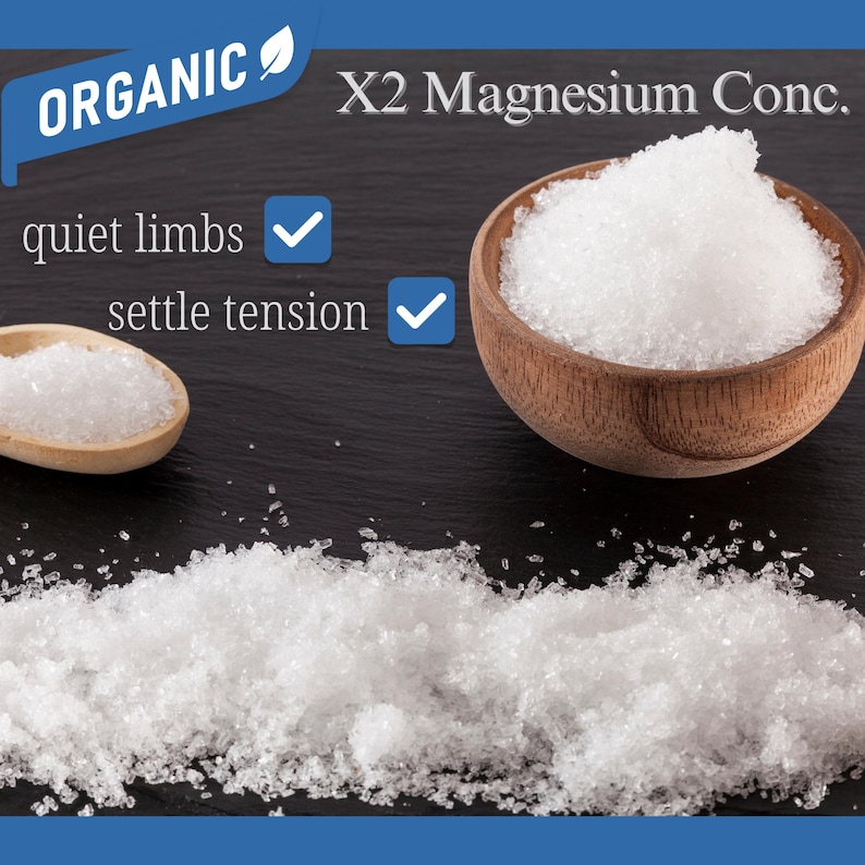 Puede incluir: Imagen de un cuenco y una cuchara de madera llenos de gr&aacute;nulos cristalinos blancos, con las etiquetas "X2 Magnesium Conc." y "Organic". El texto indica beneficios: "piernas tranquilas" y "aliviar la tensi&oacute;n."
