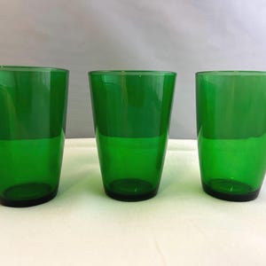 Set von 3 Vintage Grünen Gläsern, konische Gläser, Mid-Century Gläser, Vintage Barware, MidCentury Haushaltswaren