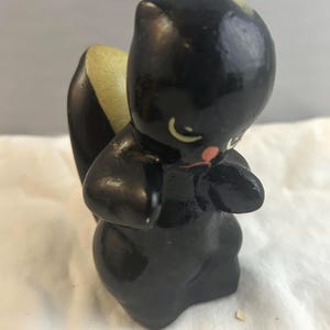 Statuetta vintage raffigurante una puzzola triste - alta circa 10 cm, statua di un animale triste, soprammobile raffigurante una puzzola accigliata, graziosa decorazione a forma di animale, oggetto da collezione raffigurante una puzzola.