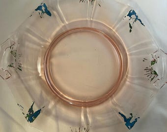 Plato vintage de vidrio rosa estilo depresión con detalles pintados y asas de 30 cm de diámetro