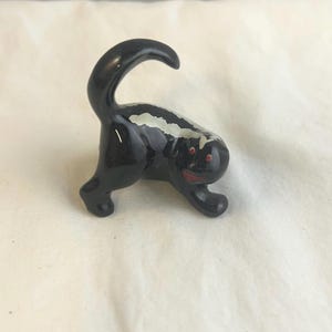 Statuetta vintage in ceramica raffigurante una puzzola, soprammobile in miniatura raffigurante una puzzola, decorazione raffigurante una puzzola arrabbiata, decorazione kitsch a forma di animale vintage