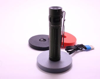 2x Pcs Base Portacaricatore Magnetico Olight MCC Blu Ø8cm – Supporto per Torce Olight – Compatibile MCC 1A/1.5A/2A (Blu)– Dock USB Comodino