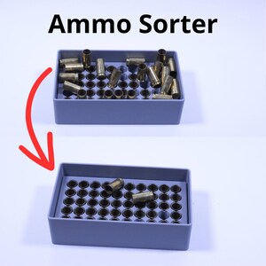Può includere: Un ordinatore di munizioni in due parti di colore azzurro. La sezione superiore è riempita di bossoli in ottone, mentre la sezione inferiore ha fessure organizzate. Il testo "Ammo Sorter" è in alto.