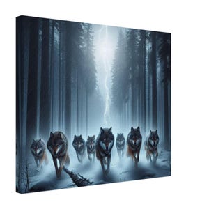 Puede incluir: Una manada de lobos grises corriendo por un bosque oscuro y brumoso. Los lobos están en fila india, con la cabeza baja y los ojos fijos en el camino que tienen delante. El bosque es denso y sombrío, con árboles altos y una espesa maleza. Los lobos son un símbolo de fuerza, poder y salvajismo.