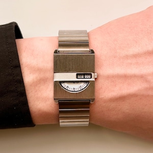 Silver, Gold & Black Vintage Watch Stainless Steel Jump Hour Minimalist Wristwatch Aesthetic Bracelet Unisex Timeless Retro Cool Gift