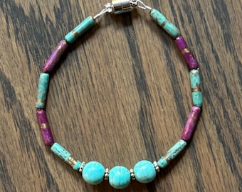 Handgemachte upcycled Perlenarmbänder