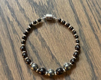 Handgemachte upcycled Perlenarmbänder