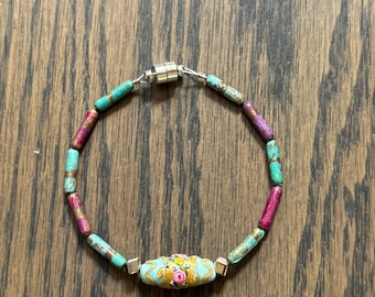 Handgemachte upcycled Perlenarmbänder