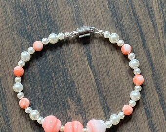 Handgemachte upcycled Perlenarmbänder
