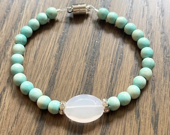 Handgemachte upcycled Perlenarmbänder