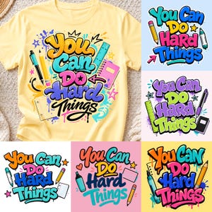 Puede incluir: Una camiseta de color amarillo pálido con un estampado gráfico colorido con el texto You Can Do Hard Things. El diseño incluye ilustraciones de un bolígrafo, un lápiz, una regla y un cuaderno, rodeados de salpicaduras de pintura y estrellas.